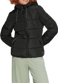 Schwarze Pufferjacke mit durchgehendem Reißverschluss, Kapuze und gerippten Akzenten. Verfügt über ein gestepptes Muster und zwei seitliche Reißverschlusstaschen.