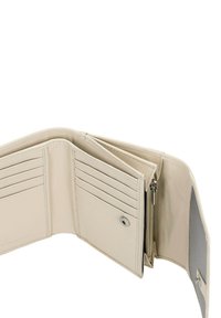 Portafoglio in pelle beige con più slot per schede, un compartimento con zip e una chiusura a pressione. Presenta una texture liscia e un design minimalista.