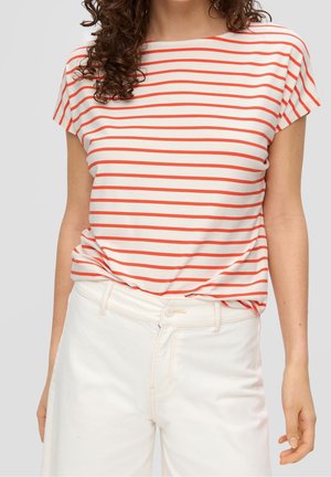 Raidallinen t-paita off-white-värisenä, jossa vaakasuoria punaisia raitoja. Lyhyet hihat, rento istuvuus. Yhdistetty korkeavyötäröisiin valkoisiin housuihin.