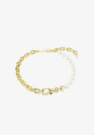 Bracelet chaîne en or avec perles alternées, fermoir en forme de cœur et petits détails en cristal clair sur fond blanc.
