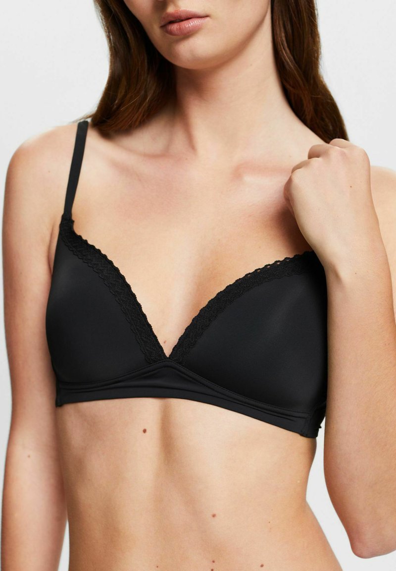 Schwarzer Bralette mit Spitzenbesatz und einem tiefen, dreieckigen Design, aus glattem Material, verstellbaren Trägern und weicher Textur.