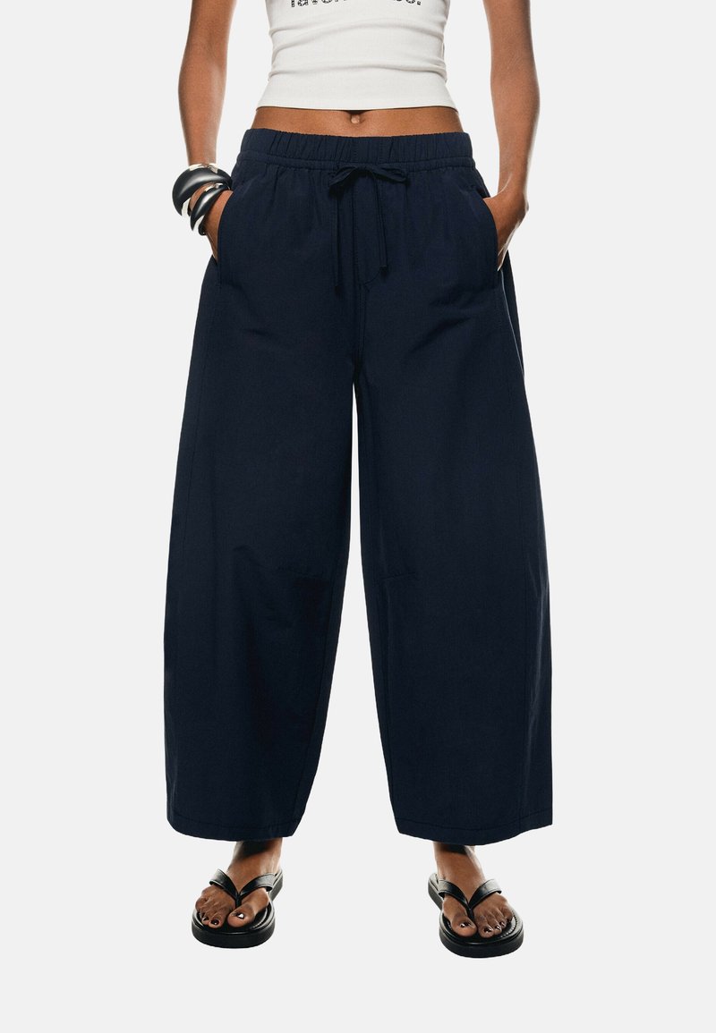 Bershka - CROPPED  - Stoffhose - dark blue, Vergrößern