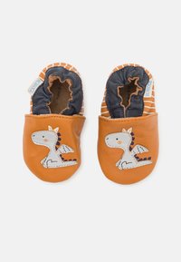 Leder-Mokassins für Kleinkinder in Orange mit einem grauen Drachendesign. Der dunkelblaue Innenraum hat gestreifte Akzente. Elastischer Bund am Knöchel für einen sicheren Sitz.