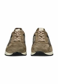 Zapatillas de ante marrón con laterales de malla, cordones beige y suelas de goma negra. Presenta texturas contrastantes y un diseño de puntera redondeada.