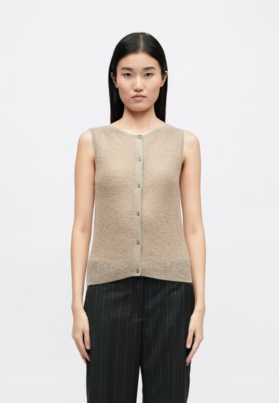 Beige ärmellose Strickjacke mit V-Ausschnitt, durchgehender Knopfverschluss, leichtem Stricktextur und subtilen horizontalen Streifenmuster.