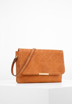 Clutches - cognac