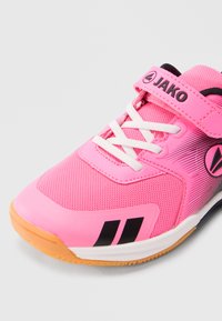 Ροζ αθλητικό παπούτσι με μαύρες λεπτομέρειες, ύφασμα από δίχτυ, λευκά κορδόνια και λουράκι με βέλκρο. Διαθέτει λαστιχένια σόλα για πρόσφυση και σταθερότητα.