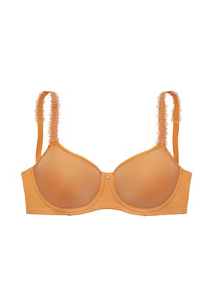 Oranger gepolsterter Bügel-BH mit verstellbaren, spitzenbesetzten Trägern und kleinem dekorativem Anhänger zwischen den Cups vor weißem Hintergrund.