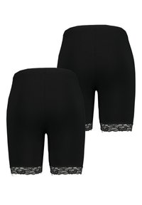 Zwarte shorts van rekbaar materiaal, met een kanten rand aan de onderzoom. Het ontwerp heeft een aansluitende pasvorm en geen zakken.