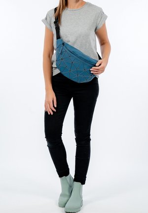 Bolso bandolera geométrico azul con detalles negros, hecho de material sintético. Cuenta con una cremallera en la parte superior y una correa ajustable.