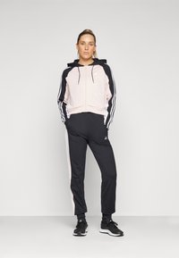adidas Sportswear BOLDBLOCK TRACKSUIT - Tuta - black/sandy pink