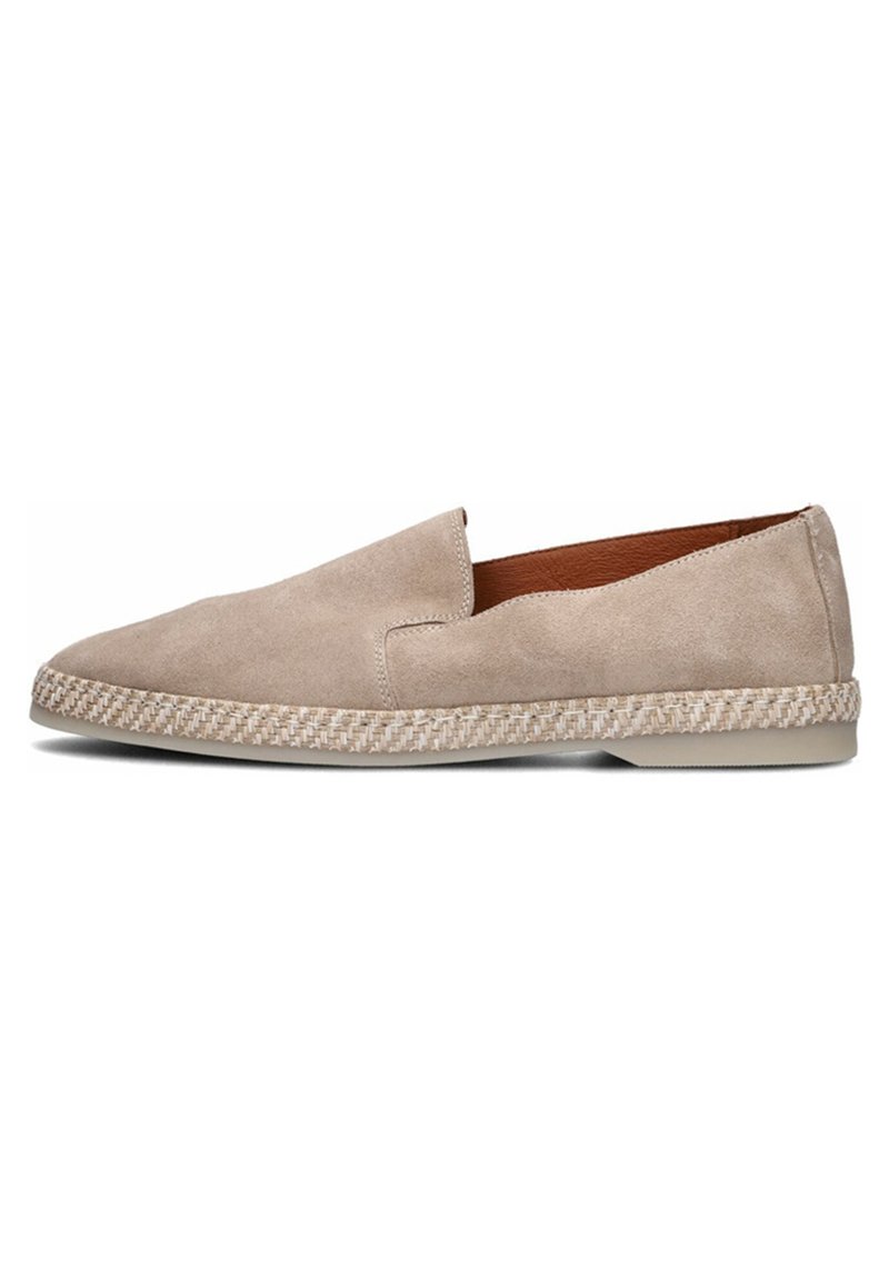 Beige suède instappers met gewebde jute details langs de zool en een gladde binnenvoering. Vlakke, ronde teenvorm.