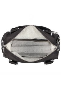 Borsa sintetica nera con un'ampia apertura, zip argentata e hardware argentato. L'interno presenta una fodera di colore chiaro con un motivo a logo ripetuto.