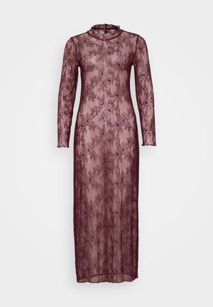 Vestido longo de renda bordô com mangas longas, gola alta e padrões florais. Material translúcido com um silhueta justa.