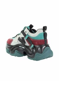 Grube sneakersy z panelami z sukna w kolorach turkusowym, bordowym i jasnoszarym, z czarną, falistą, grubą podeszwą, czarnymi paseczkami oraz turkusowym bieżnikiem na podeszwie.