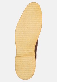 Hnědé semišové podrážky s texturovaným žlutým gumovým vzorem, vybavené hladkým řezaným okrajem a zaobleným tvarem.