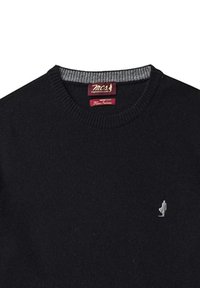 Svart crewneck-tröja med ribbat krage och liten broderad vit logotyp av en person på vänster bröst.