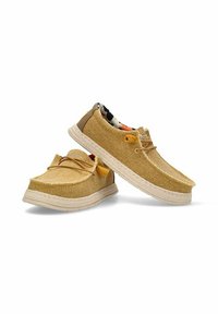 Zapatos tejidos amarillos con una parte superior de tela texturizada, suela de cuerda beige y un interior de tela con un patrón colorido. Incluye acentos en marrón y naranja.
