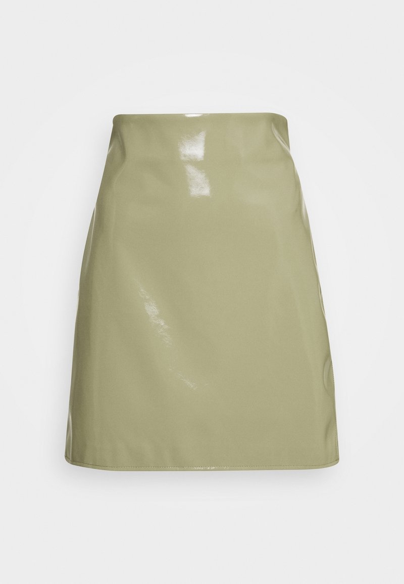 Jupe mini droite A-line vert olive clair et brillant avec une finition lisse et lumineuse, présentée sur un fond blanc uni.