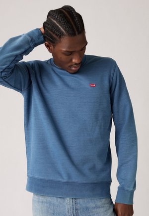 Sweatshirt blu a girocollo realizzato in morbido tessuto, con un piccolo logo rosso di Levi's sul petto e polsini e orlo a costine.