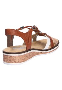 Sandal in pelle marrone per donna con multiple cinghie, suola a zeppa in sughero e dettagli bianchi. Presenta accessori in argento per una vestibilità regolabile.