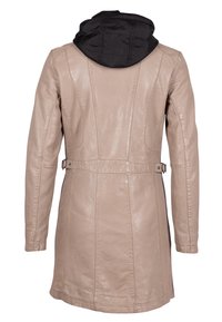 Manteau en cuir beige avec une capuche noire, doté d'une coupe cintrée, de manches longues, de boutons en décoration et de détails de coutures verticales.