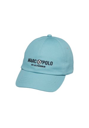 Hellblaues Baseballcap mit schwarzem "MARC POLO"-Text, einem Fußball-Symbol und "EST. IN STOCKHOLM" auf der Vorderseite gestickt.