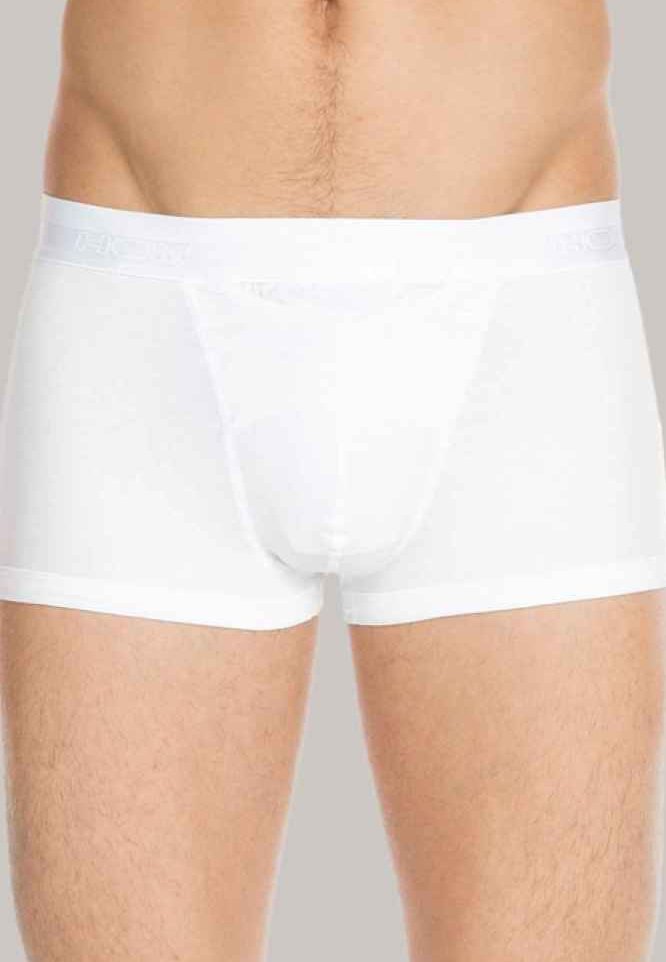 Bílé bavlněné boxerky s těsným střihem, které mají jemný elastický pas. Hladký povrch bez viditelných vzorů nebo akcentů.
