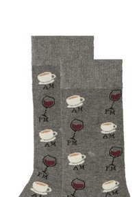 Grå sokker med mønstre af kaffekopper mærket "AM" og vinaglas mærket "PM" arrangeret i skiftende rækker.