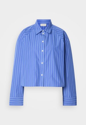 Przycięta niebieska koszula w pionowe białe paski, klasyczny kołnierzyk, długie rękawy i zapięcie na guziki; wykonana z gładkiego, lekkiego materiału.