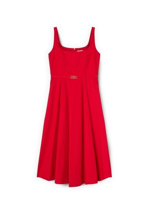 Robe midi rouge sans manches avec encolure carrée et fine ceinture à la taille avec une petite boucle dorée, présentée sur fond blanc.