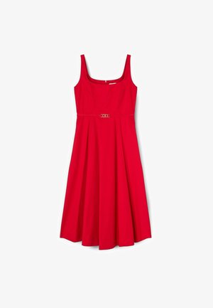 Robe midi rouge sans manches avec encolure carrée et fine ceinture à la taille avec une petite boucle dorée, présentée sur fond blanc.