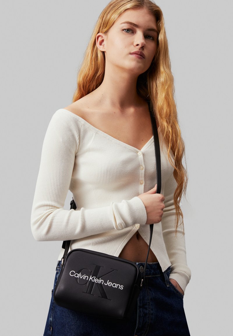 Calvin Klein Jeans SCULPTED CAMERA BAG MONO - Torba preko tijela - fashion black