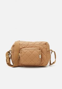 Gepolsterte, beige Schultertasche in rechteckiger Form, mit verstellbarem Schulterriemen und vorderem Reißverschlussfach. Mit goldfarbenen Hardware-Details.