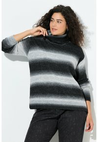 Harmaa-mustaraidallinen pooloneule rentoutuneella istuvuudella, resoroiduilla hihoilla ja pehmeällä tekstuurilla. Yhdistetty tummiin kuvioituihin farkkuihin.