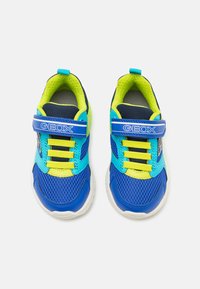 Baskets bleues et vert fluo en matériau en maille, avec une sangle Velcro, des accents jaunes et une semelle en caoutchouc blanche.