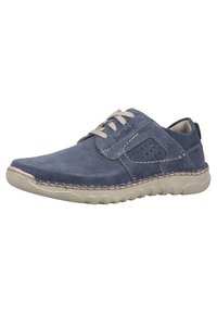 Blaue Wildleder-Sneaker mit kontrastierenden beigen Nähten, Schnürdesign, durchbrochenen Akzenten und einer strukturierten Gummisohle.