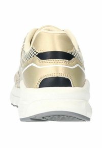 Rückansicht eines Sneakers mit einem beigen Obermaterial aus Synthetik, Netzeinsätzen, schwarzen Akzenten und einer weißen Zwischensohle mit strukturiertem grauen Außensohle.