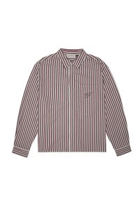 Stribet skjorte med lange ærmer, der har et maroon og hvidt vertikalt mønster, en krave, frontknapper og en brystlomme med en broderet detalje.