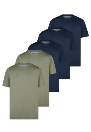 Fünf schlichte T-Shirts mit Rundhalsausschnitt in zwei Farben: drei dunkelblau und zwei olivgrün, versetzt angeordnet.
