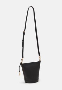 Schwarze Leder-Eimerhandtasche mit stilvollem Design, verstellbarem Tragegurt, goldenen Hardware-Akzenten und strukturiertem Finish, geeignet für den alltäglichen Gebrauch.