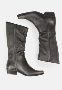 Stivali alti in pelle nera con un design morbido, punta appuntita e tacco a blocco basso; presentano materiale testurizzato e dettagli di cucitura minimi.