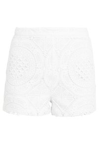 Bílé šortky z krajky s propracovanými kruhovými a geometrickými vzory. Mají široký pas a vroubkovaný okraj.