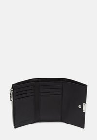 Czarny skórzany portfel z zamkiem błyskawicznym, wieloma miejscami na karty i zatrzaskiem na guzik. Matowe wykończenie z subtelnym tłoczonym logo w środku.