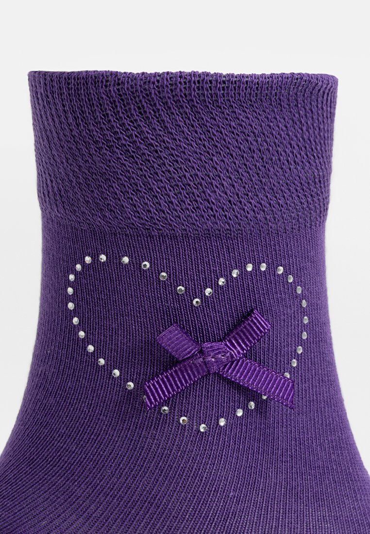 Lila Socke mit einem strukturierten, gestrickten Muster, das ein Herzdesign aufweist, das mit Rhinsteinen umrissen ist, und einem Satinbändernakzent.