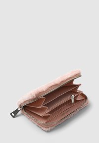 Portafoglio rosa con un esterno morbido e testurizzato e un interno liscio. Presenta una chiusura con zip, più scomparti per carte e un compartimento per monete.