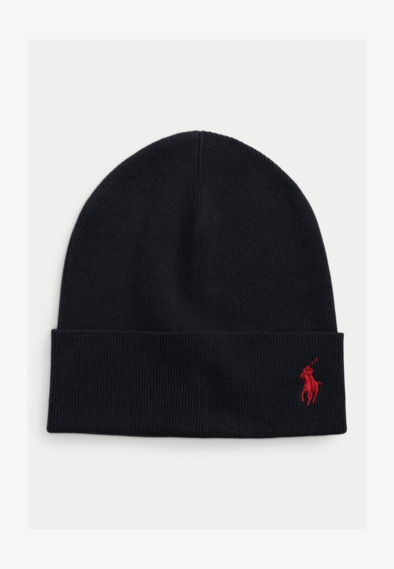 Svart strikket lue med ribbet tekstur. Har en brettet mansjett og en rød brodert logo av en rytter på en hest.