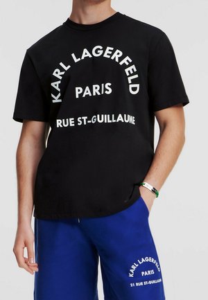 Czarny bawełniany t-shirt z białym, pogrubionym napisem: "KARL LAGERFELD PARIS RUE ST-GUILLAUME." Krótkie rękawy, luźny krój.