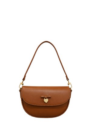 Borsa a tracolla in pelle marrone con patta curva, piccola decorazione a fiocco e lucchetto dorato a forma di cuore su sfondo bianco.