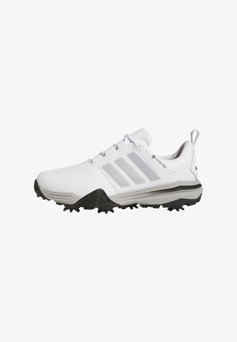 Chaussure de golf blanche Adidas avec semelle noire à crampons, trois bandes argentées, étiquette Gore-Tex et languette au talon, vue latérale.